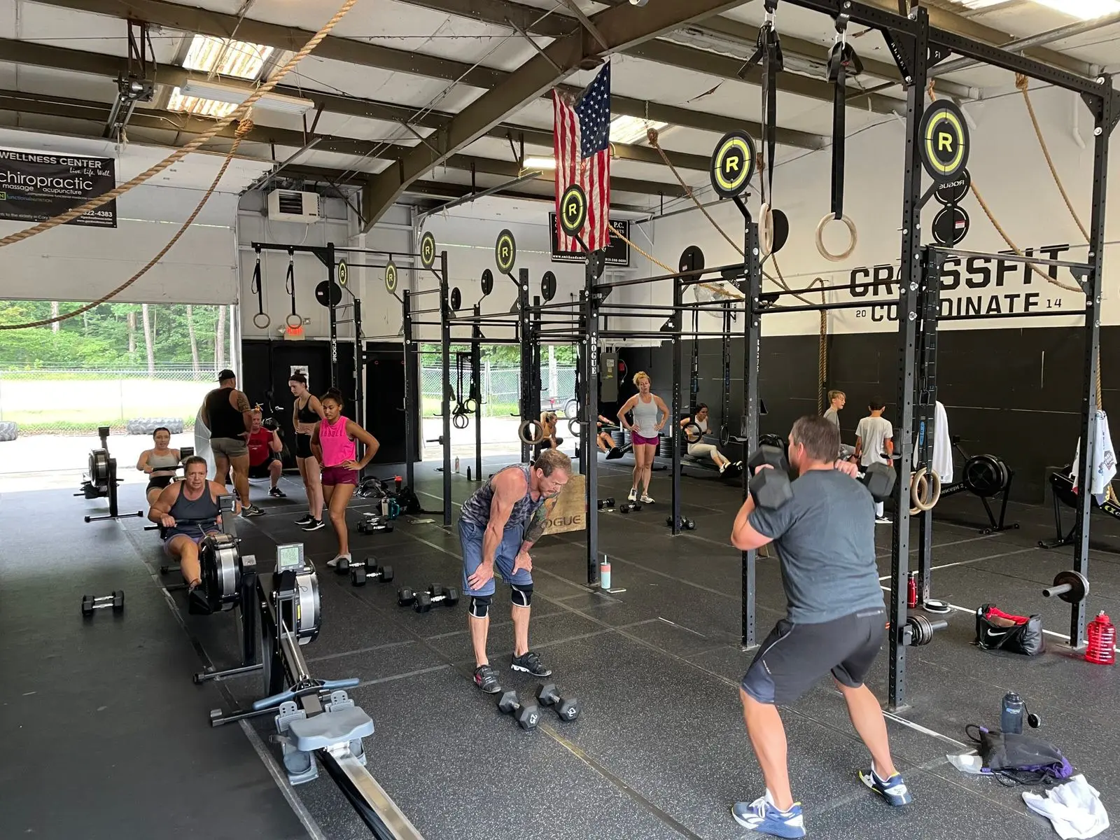 CrossFit Coordinate members training together in a group class